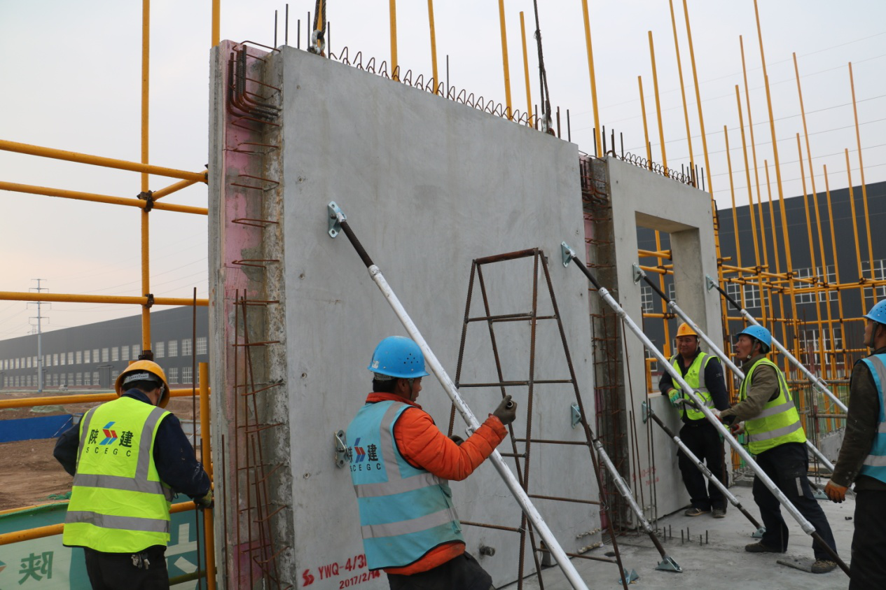 陜建建筑產(chǎn)業(yè)基地裝配式公寓樓順利實施吊裝